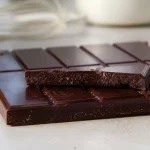 Tablette de chocolat posée sur une surface, idéale pour dessert vanille chocolat.