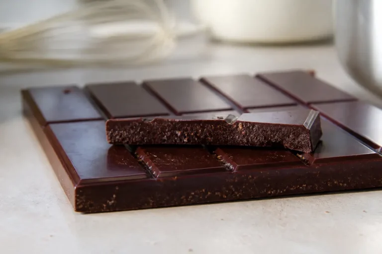 Tablette de chocolat posée sur une surface, idéale pour dessert vanille chocolat.