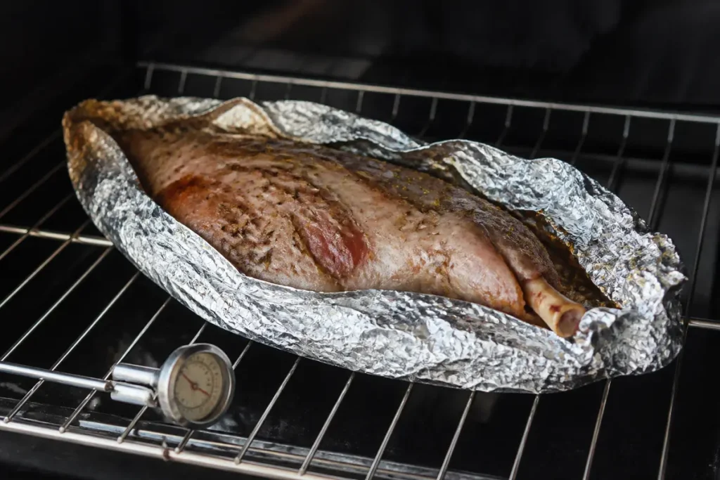 Gigot d'agneau en papillote au four, illustrant comment réchauffer un gigot d'agneau efficacement