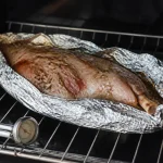 Gigot d'agneau en papillote au four, illustrant comment réchauffer un gigot d'agneau efficacement