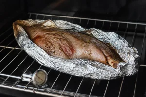 Gigot d'agneau en papillote au four, illustrant comment réchauffer un gigot d'agneau efficacement