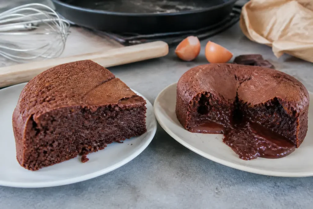 Gâteaux chocolatés illustrant la différence entre moelleux et fondant, avec œufs et ustensiles.