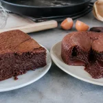 Gâteaux chocolatés illustrant la différence entre moelleux et fondant, avec œufs et ustensiles.