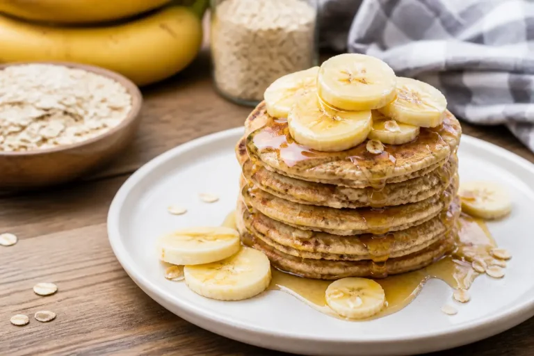Pile de pancakes à l’avoine et banane avec sirop et décoration d’avoine