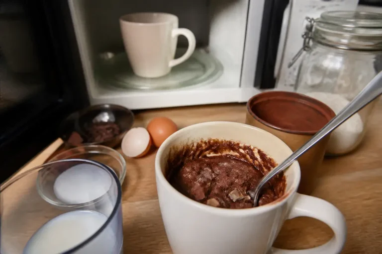 Ingrédients et préparation d'une délicieuse recette de mug cake au chocolat en poudre